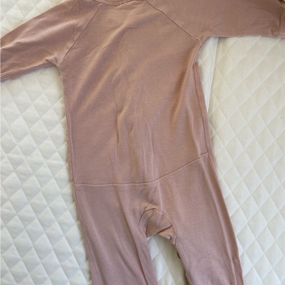 Kate Quinn Organic Baby Footed Bamboo Onesie Button Down Light Pink - Picture 2 of 3